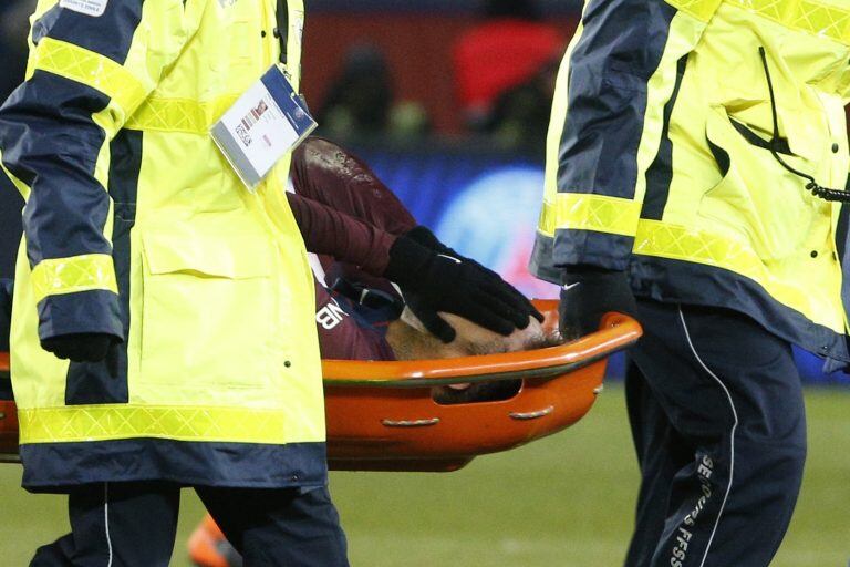 TOPSHOT - Paris Saint-Germain's Brazilian forward Neymar Jr is evacuated on a stretcher during the French L1 football match between Paris Saint-Germain (PSG) and Marseille (OM) at the Parc des Princes in Paris on February 25, 2018.  / AFP PHOTO / GEOFFROY VAN DER HASSELT