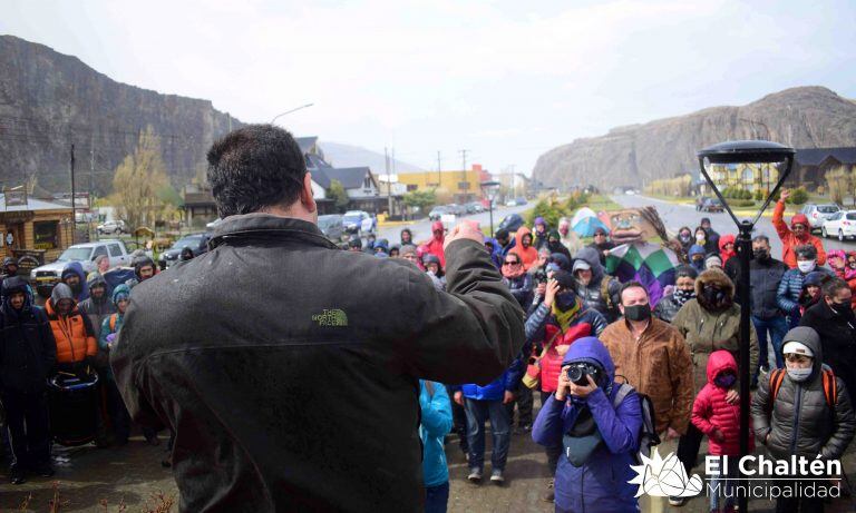 Vecinos participaron el lunes 12 de octubre del acto protocolar cumpliendo con el DISPO que rige en la localidad.