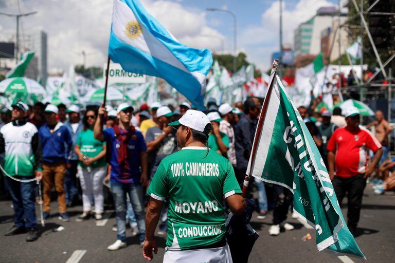 BAS15. BUENOS AIRES (ARGENTINA), 21/02/2018.- Miles de personas participan hoy, miércoles 21 de febrero de 2018, en una marcha por la Avenida 9 de Julio de Buenos Aires (Argentina), convocada por el sindicato de Camioneros de Argentina, a la que se adhieren otros gremios y organizaciones, para protestar contra la gestión del Gobierno que ha generado polémica por las voces que acusan al líder del gremio, Hugo Moyano, de convocarla en su propio beneficio. EFE/David Fernández