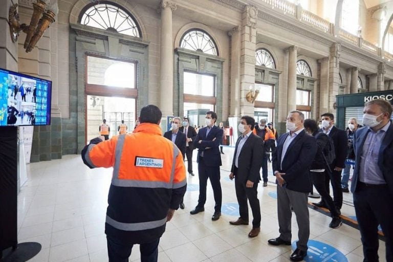 Wado de Pedro en la estación de trenes de Retiro. (Twitter/@wadodecorrido)