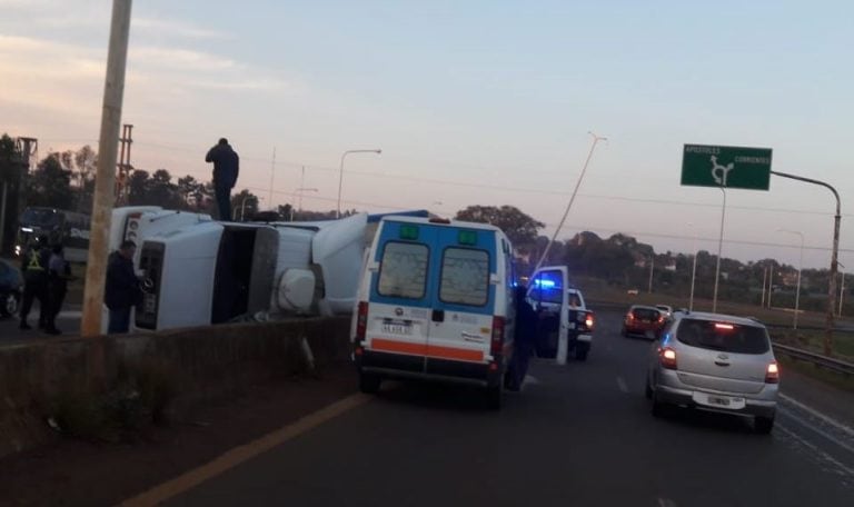 Volcó un camión frigorífico en la Ruta 12 y hubo incidentes. (Foto: El Territorio)