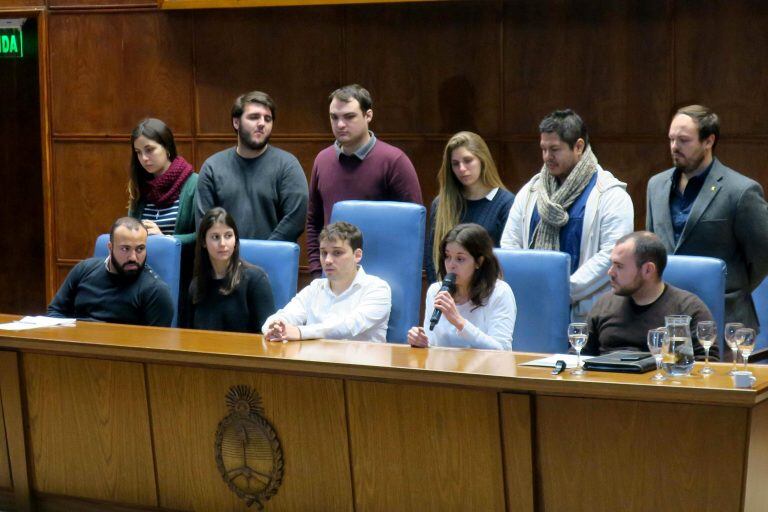 La nueva junta directiva de la FUBA, que representa a los estudiantes de la Universidad de Buenos Aires (UBA), niega las acusaciones de fraude en su elección, que generó altercados esta semana, y alegó que recibir el apoyo de las autoridades educativas zanja la discusión.  EFE/Carlota Ciudad