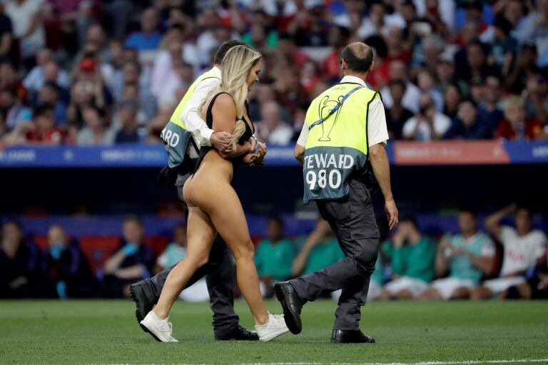 La mujer que invadió la cancha (AP)