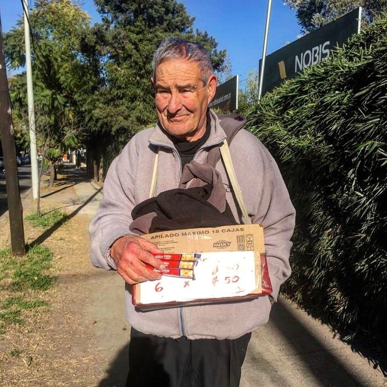 Juan Manuel, el vendedor ambulante de la avenida Gauss que tiene una gran historia de vida. (Facebook Creatividad a la Gorra)