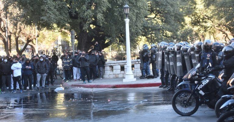 Corridas, disturbios y disparos en la protesta de UTA Córdoba.