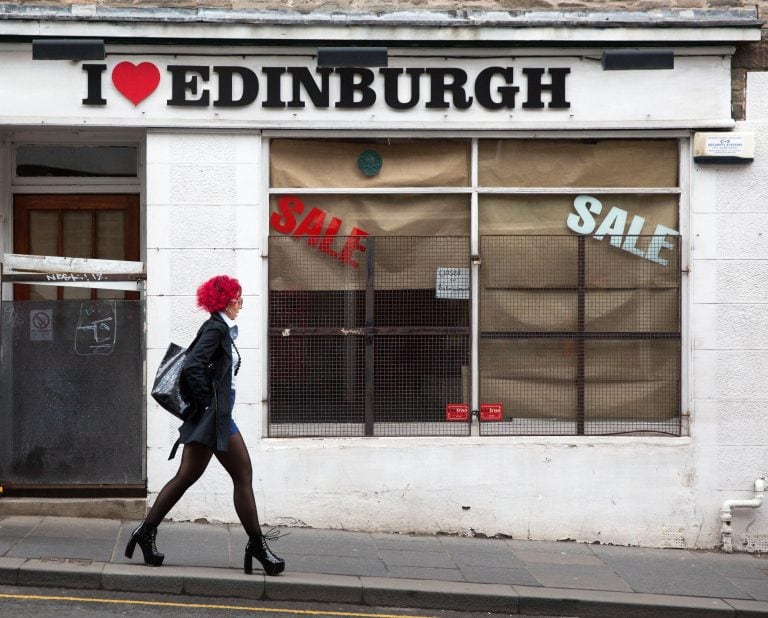 Una mujer camina junto a un local en el que se puede leer "Yo amo Edimburgo" en la capital escocesa. Inglaterra y Gales votaron a favor del Brexit mientras que Escocia e Irlanda del Norte votaron a favor de permanecer en la Unión Europea en el referéndum de 2016. Crédito: EFE/ Robert Perry.