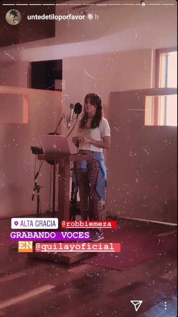 Natalie Pérez grabando en la productora independiente "Quilay", en Anisacate.