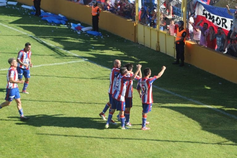 La ofrenda de los jugadores, Rosario ya gana 1 a 0