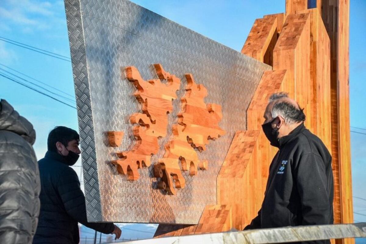 Veteranos de Guerra visitaron monumento de Malvinas en Tolhuin