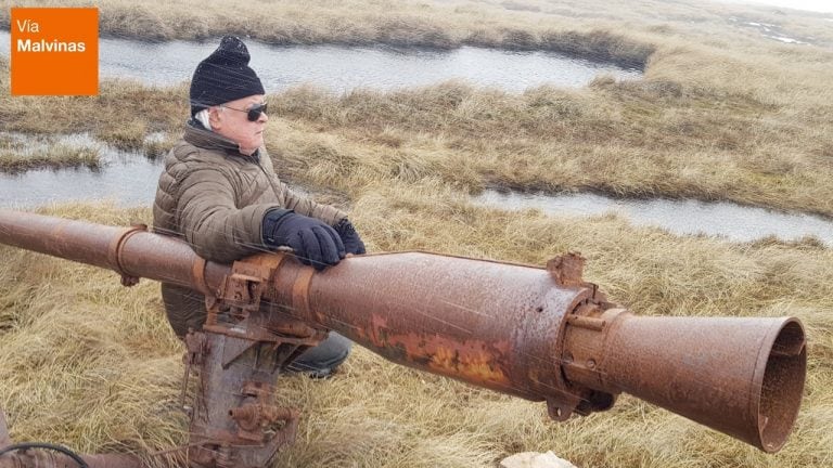 Recorriendo y reconociendo las posiciones donde combatieron los soldados argentinos