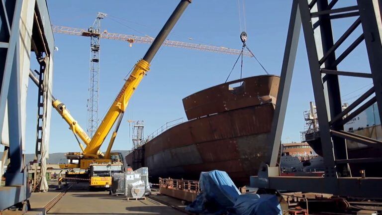 Casco consolidado y colocación de borda en proa.