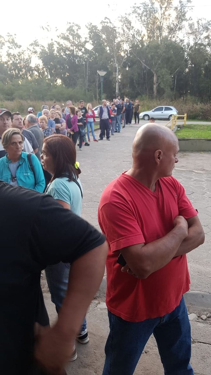 Río Segundo: largas filas para comprar asado a precio económico, en Jueves Santo