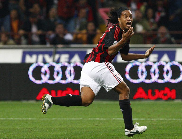 SOCCER-ITALY/ - AC Milan's Ronaldinho celebrates after scoring against Inter Milan during their Italian Serie A soccer match at the San Siro stadium in Milan, September 28, 2008.  REUTERS/Tony Gentile  (ITALY) italia Ronaldinho campeonato torneo liga italiana italiano futbol futbolistas partido milan inter