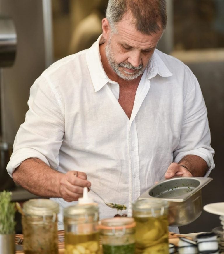 Chris Petersen cocinando (Instagram/@chrispetersenok)