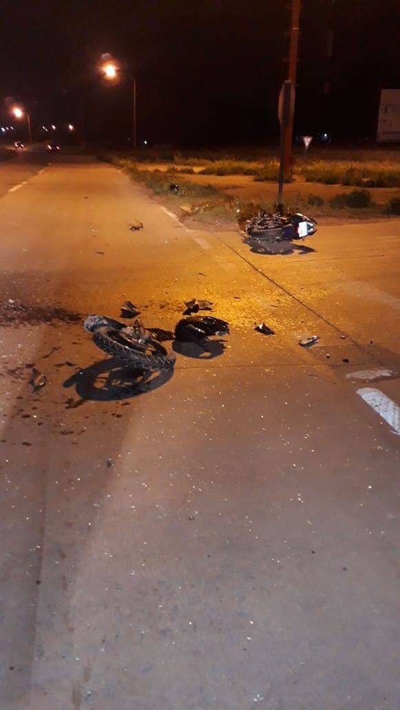 Impactante choque entre una auto y una motocicleta