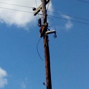 Desmantelaron una columna de los transformadores de la Avenida Sapucay, en la zona rural de Oberá. (WEB)