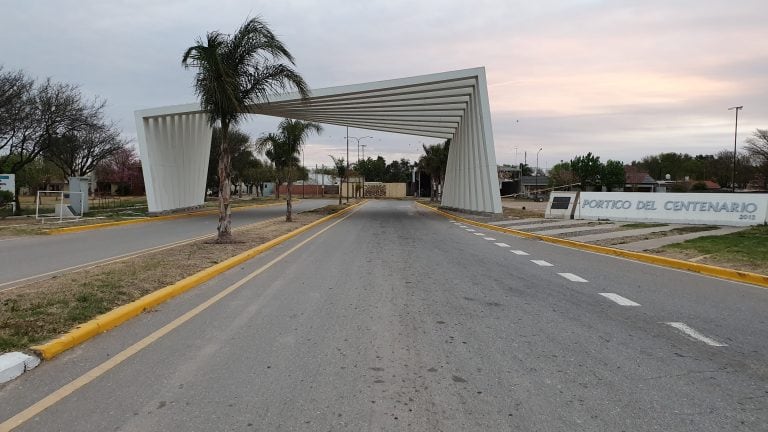 Acceso oeste a Marull, pórtico del centenario (Vía Ansenuza)