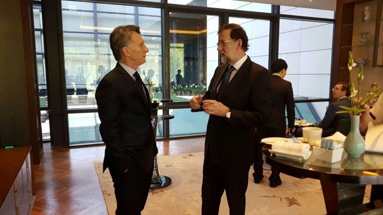 DYN11, BEIJING, 15/05/2017,EL PRESIDENTE MAURICIO MACRI Y EL PRESIDENTE DEL GOBIERNO DE ESPAÑA, MARIANO RAJOY, DIALOGARON HOY DURANTE UNOS DIEZ MINUTOS EN EL CENTRO INTERNACIONAL DE CONFERENCIAS YANQI LAKE MOMENTOS ANTES DE PARTICIPAR EN EL FORO “UNA FRANJA Y UNA RUTA PARA LA COOPERACIÓN INTERNACIONAL” (OBOR) QUE SE REALIZA EN LA CAPITAL CHINA. CONVERSARON SOBRE LA SITUACIÓN DE LA ARGENTINA, ESPAÑA Y VENEZUELA. china beijing mauricio macri mariano rajoy foro una Franja y una ruta para la cooperacion Internacional presidente de gobierno de españa y presidente de argentina