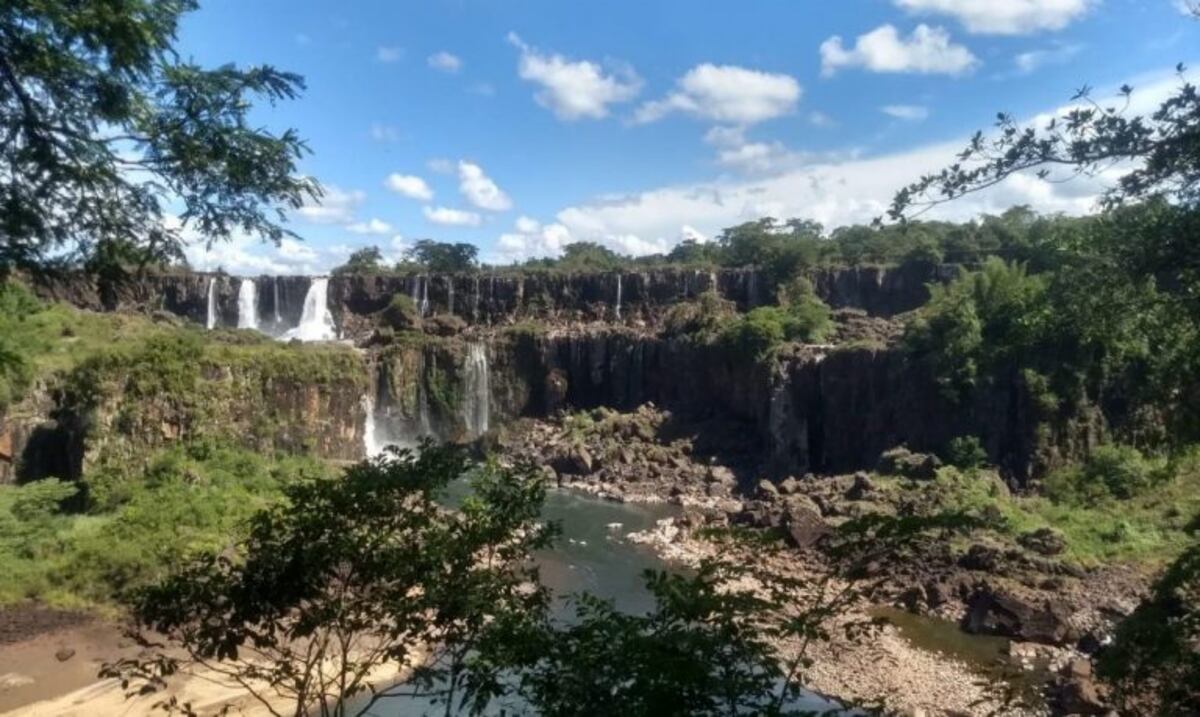 Se mantiene el escaso caudal de agua en las Cataratas del Iguazú