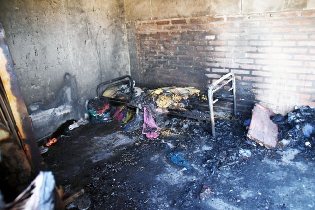 El fuego se concentró en la entrada de la habitación.