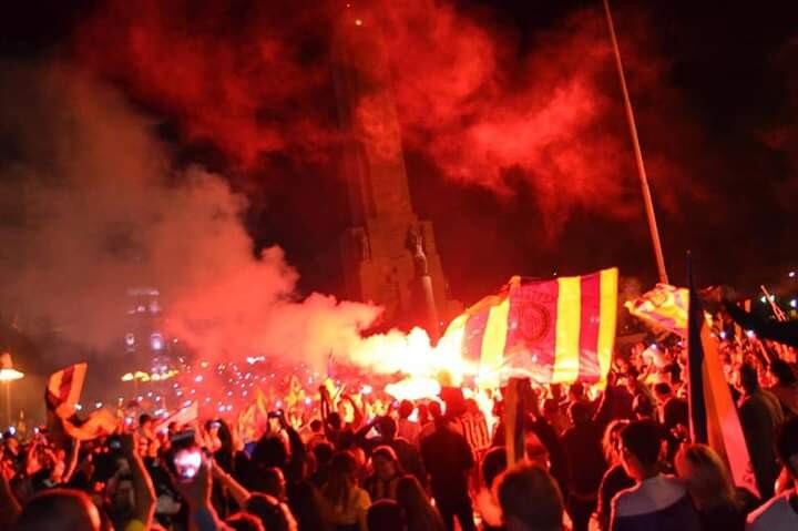 Festejo canalla en el Monumento.