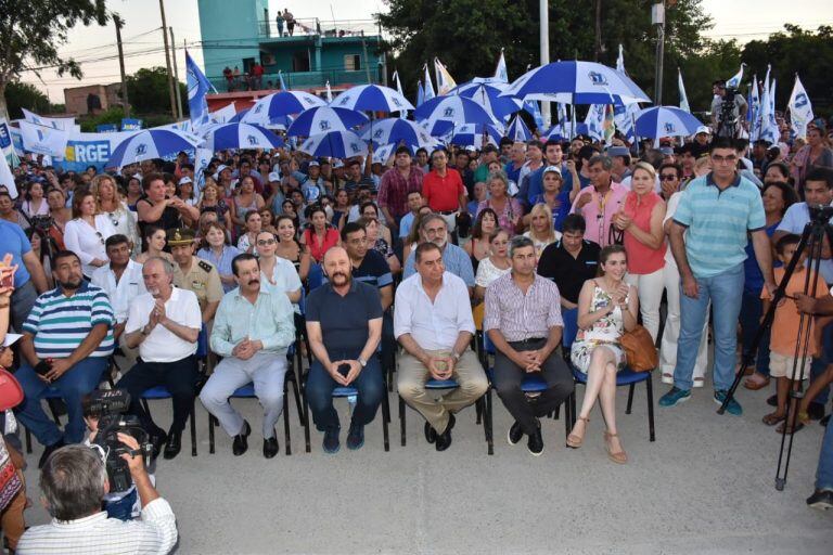 Gildo Insfrán y toda su comitiva estuvieron presenciando la inauguración del Parque Acuático "17 de Octubre". (Web)