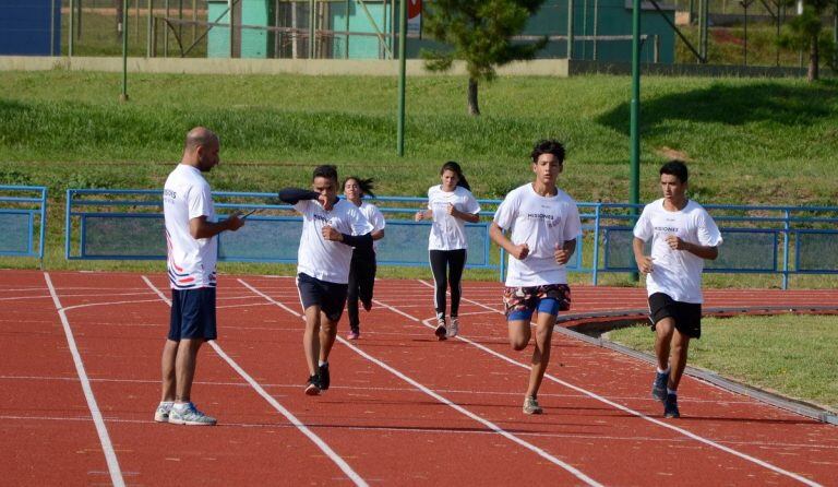 Entrenamiento en pista del equipo misionero de lucha olímpica, en el Cepard. (M. de Deportes)