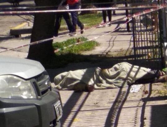 Luego de chocar contra la reja de una casa, el motocilcista perdí la vida.