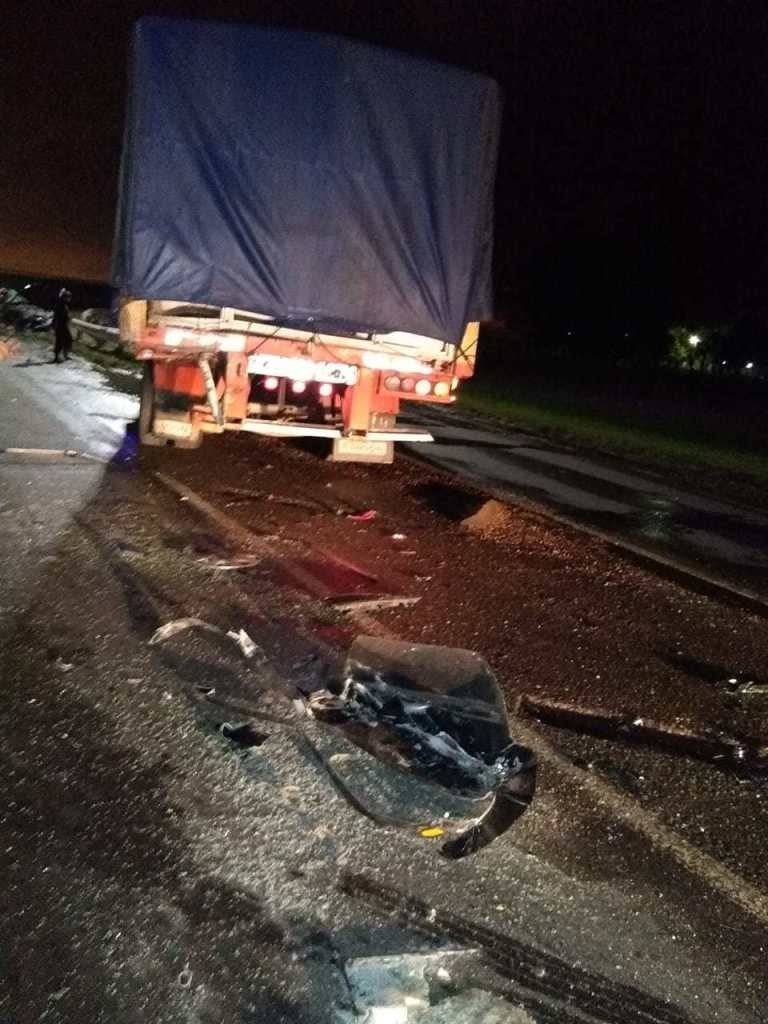 El Peugeot quedó destruido tras chocar con la parte trasera de un camión sobre la autopista Rosario-Santa Fe a la altura de San Lorenzo.  (Info Más)