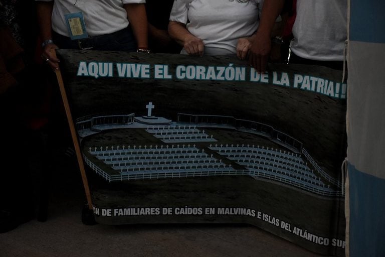 Bandera Argentina en el cementerio Darwin - Islas Malvinas