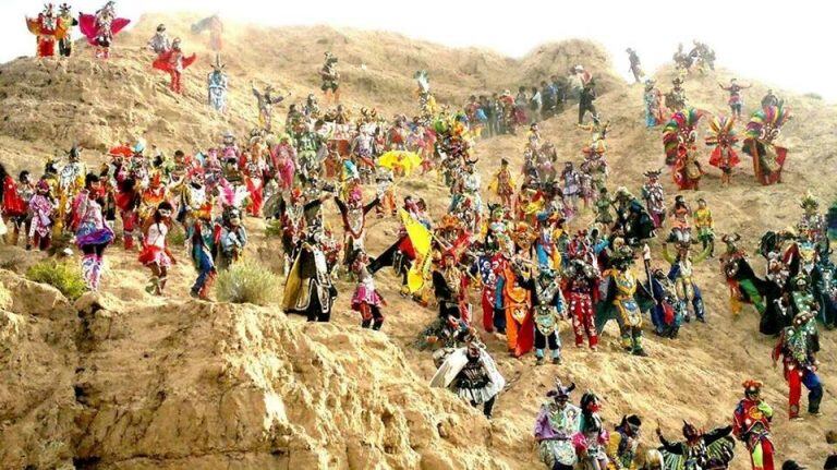 "Los Alegres de Uquía" organizan cada año la "bajada de los diablos" desde los cerros, pero este año la tradición quedará de lado por la pandemia de coronavirus.