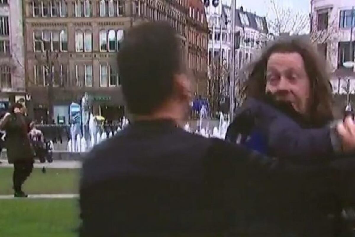 Un linyera atacó a un periodista argentino en pleno móvil desde Manchester