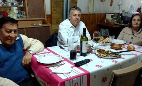 Alfredo Cornejo (centro) junto a sus padres, en uno de los almuerzos en familia.