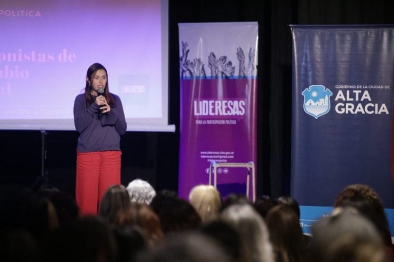 Carolina Basualdo participando en el taller "Mujer y Política" que se desarrolló en Alta Gracia. Foto: Prensa Gobierno de Córdoba.