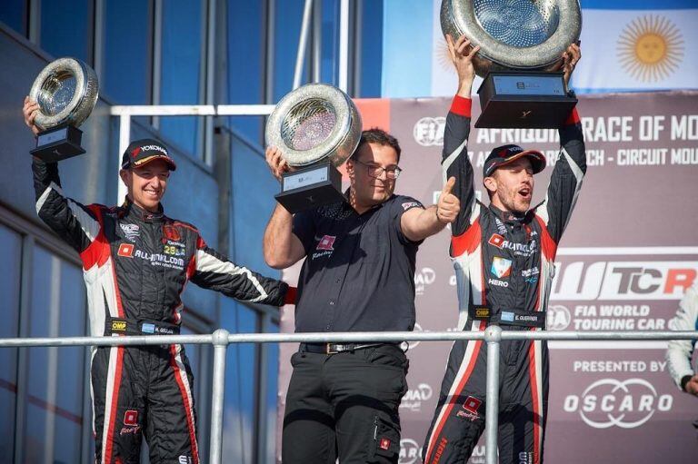 Bebu Girolami, a la izquierda, en el podio de la primera carrera del WTCR, que ganó Guerrieri.