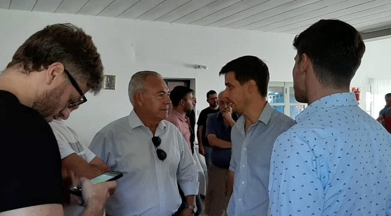 Barletta dialogando con el concejal Leonardo Viotti.