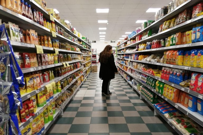 AME2732. CIUDAD DE BUENOS AIRES (ARGENTINA), 15/05/2019.- Una mujer compra en el supermercado este miércoles, en Buenos Aires (Argentina). El índice de precios al consumidor registró un avance en abril pasado del 3,4 % respecto de marzo y llega al 55,8 % en términos interanuales, influido en gran medida por la fuerte devaluación del peso del último año. EFE/ Juan Ignacio Roncoroni