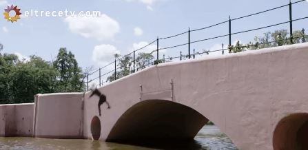 En el segundo cuadro se ve cómo cae de frente al agua