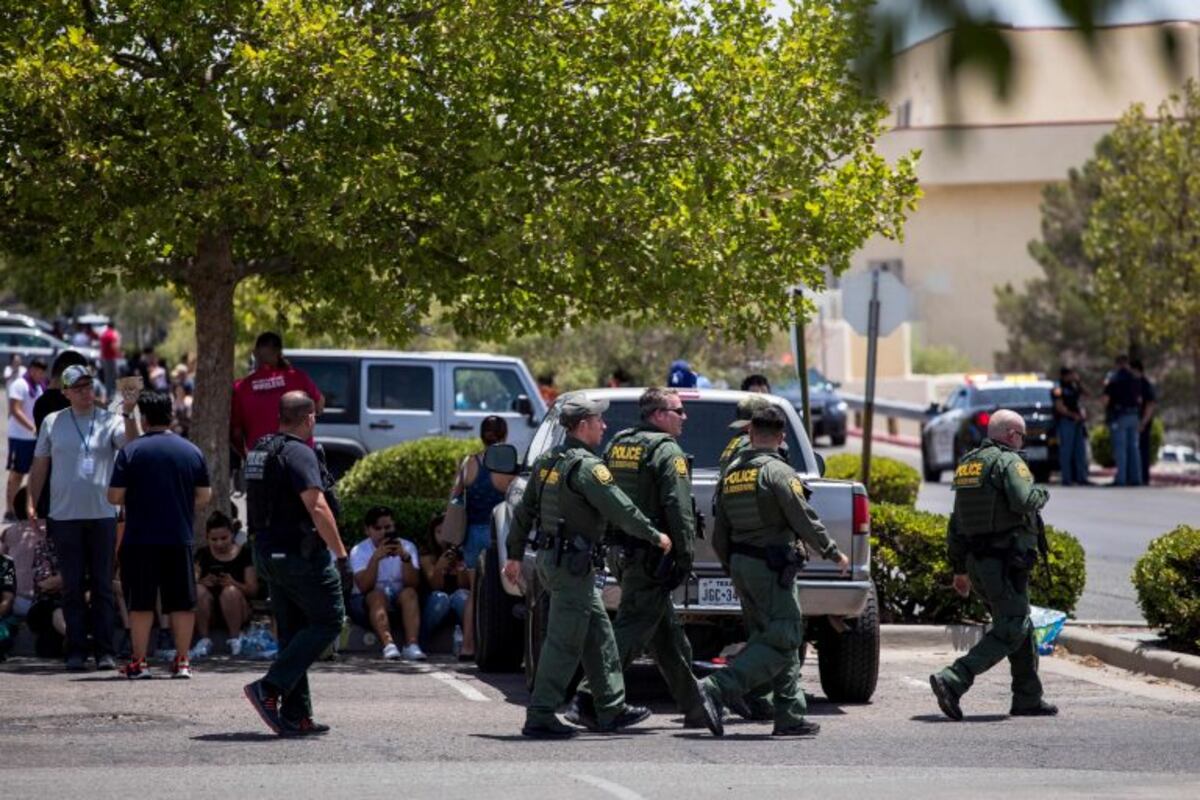 Al menos 15 personas murieron durante un tiroteo en un centro comercial de Texas