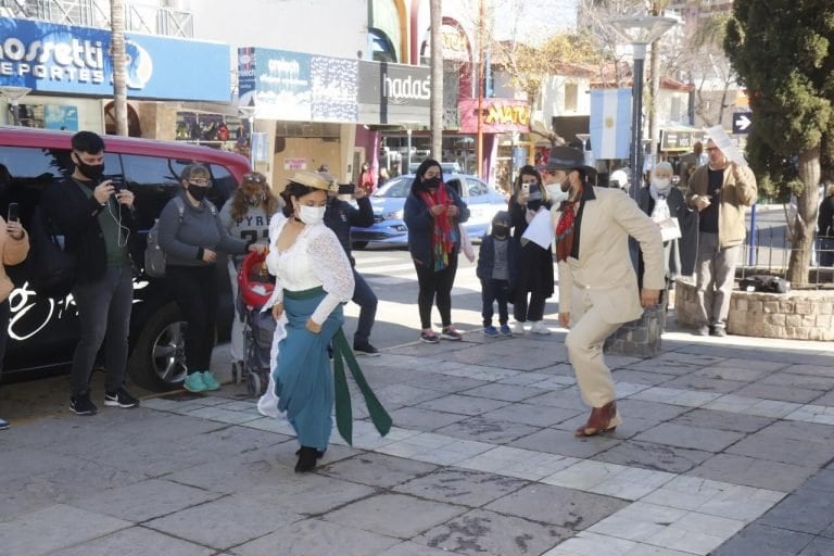 Paisanas y gauchos con barbijos y danzando en pleno centro de Carlos Paz, el pasado 16 de julio. (Foto: archivo).