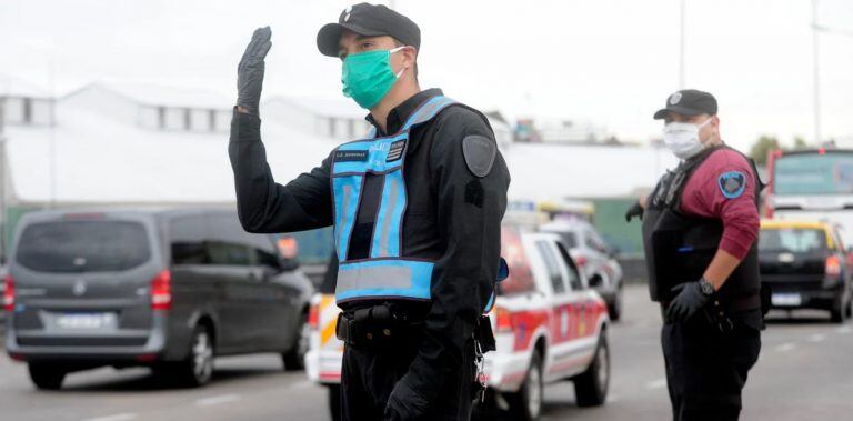 Estrictos controles de las fuerzas de seguridad en los accesos a la ciudad de Buenos Aires (Foto: Luciano Thieberger/Clarín)