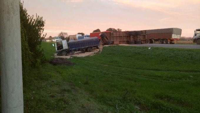 Un camión y un auto colisionaron en la ruta A012, a la altura de Roldán. (@rominawinner)