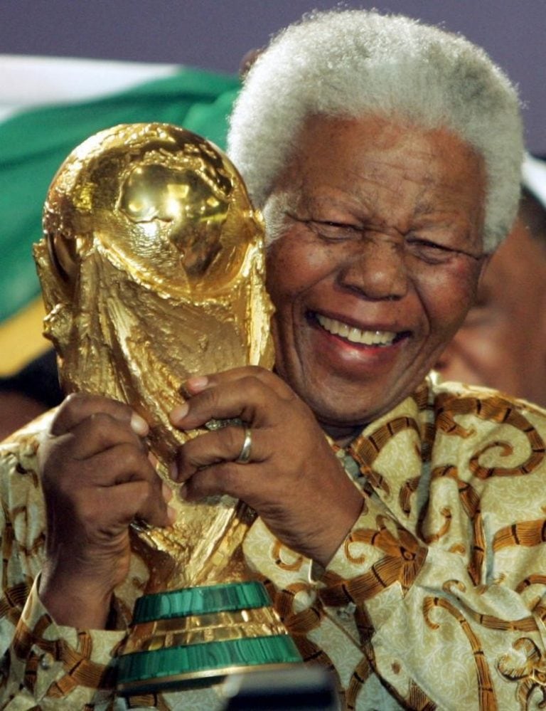 Un Mandela a punto de cumplir 92 años concurrió a la final 2010. Momento único del Mundial. La familia se quejó de las presiones de Fifa para que Madiba estuviera. Era la foto.