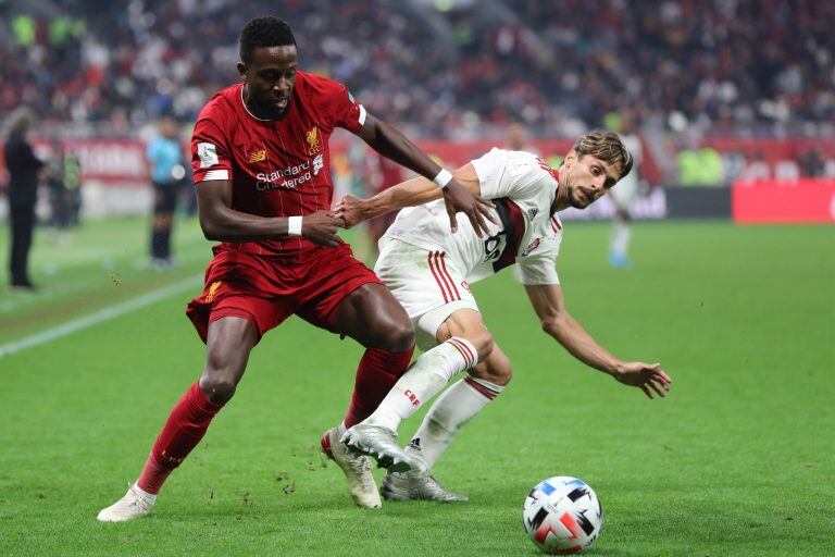 Divock Origi y Rodrigo Caio (Foto: KARIM JAAFAR/AFP)