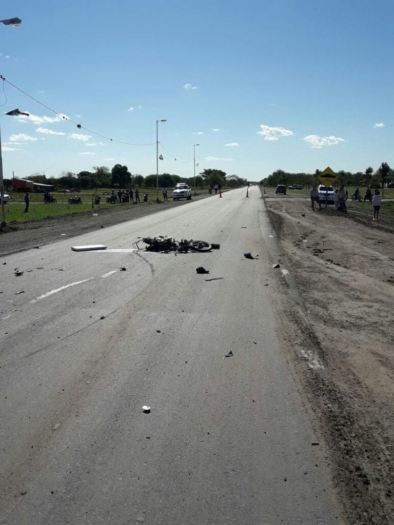 Los tres ocupantes de la moto fueron arrastrados 60 metros enganchados del paragolpes de la camioneta