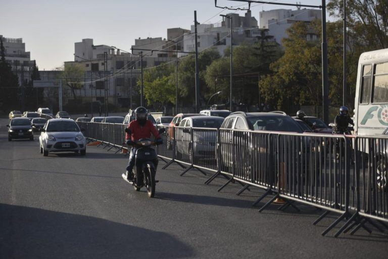 Fuerte custodia policial en las calles de Córdoba por la protesta de taxis y remises.