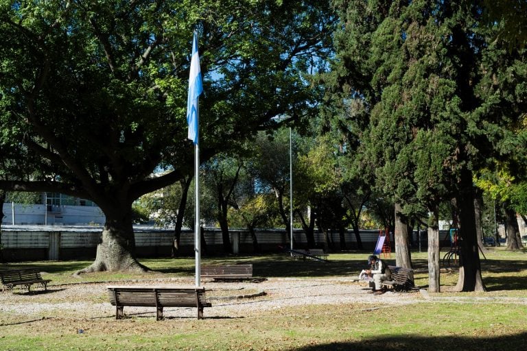 Colocan banderas en plazas y parques por el 25 de Mayo