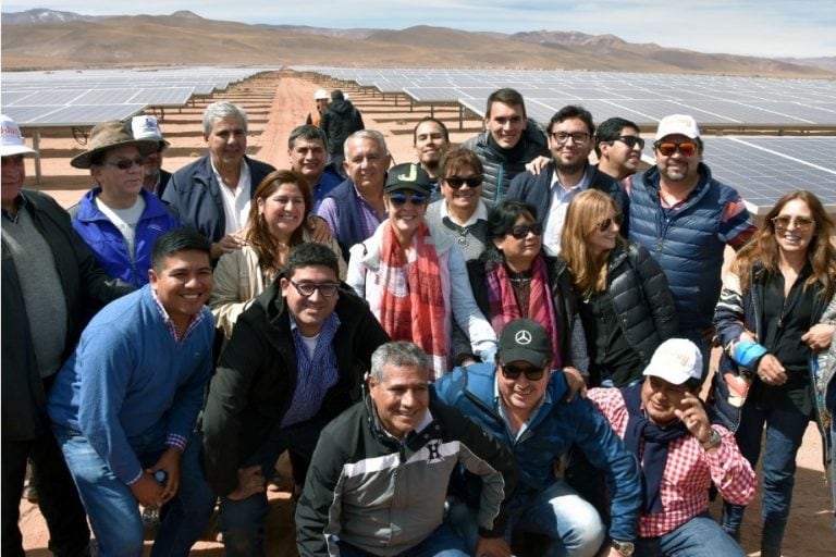 Intendentes y legisladores posan para la foto, con la extensión de paneles solares a sus espaldas.