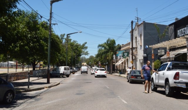 La primera “Vía Blanca” . Durante las primeras décadas del siglo XIX llega el alumbrado público a Villa Allende, siendo la calle de la foto (Sáenz Peña, al costado del Polideportivo) la primera “vía blanca”, hogar de numerosos bares y almacenes.