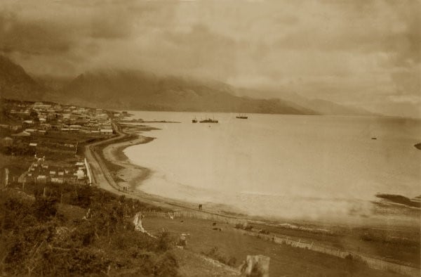 Pasado y presente de Ushuaia.
Fotos: Vía Ushuaia - Archivo histórico Municipalidad de Ushuaia.